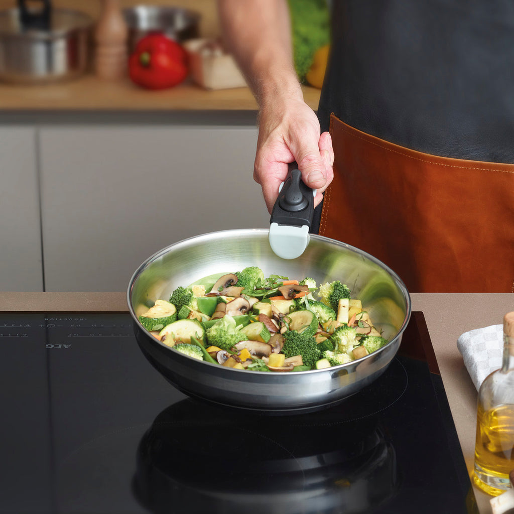Set of 3 stainless steel frypans with non-stick coating + 3 pan protectors - Silver