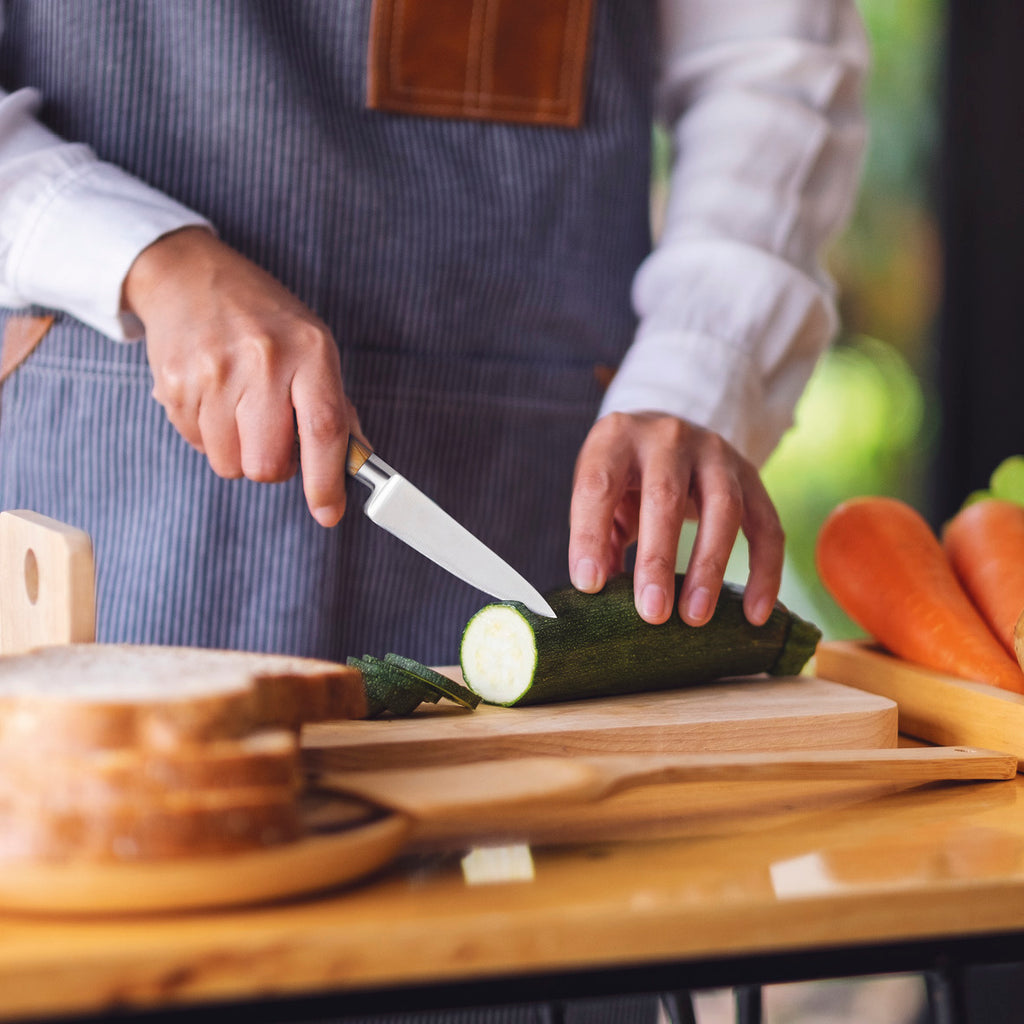 Set with knife block and 11 stainless steel knives : paring knife, 2 steak knives, vegetable knife, boning knife, carving knife, fish/meat filleting knife, santoku knife, cleaver, chef knife, pizza knife