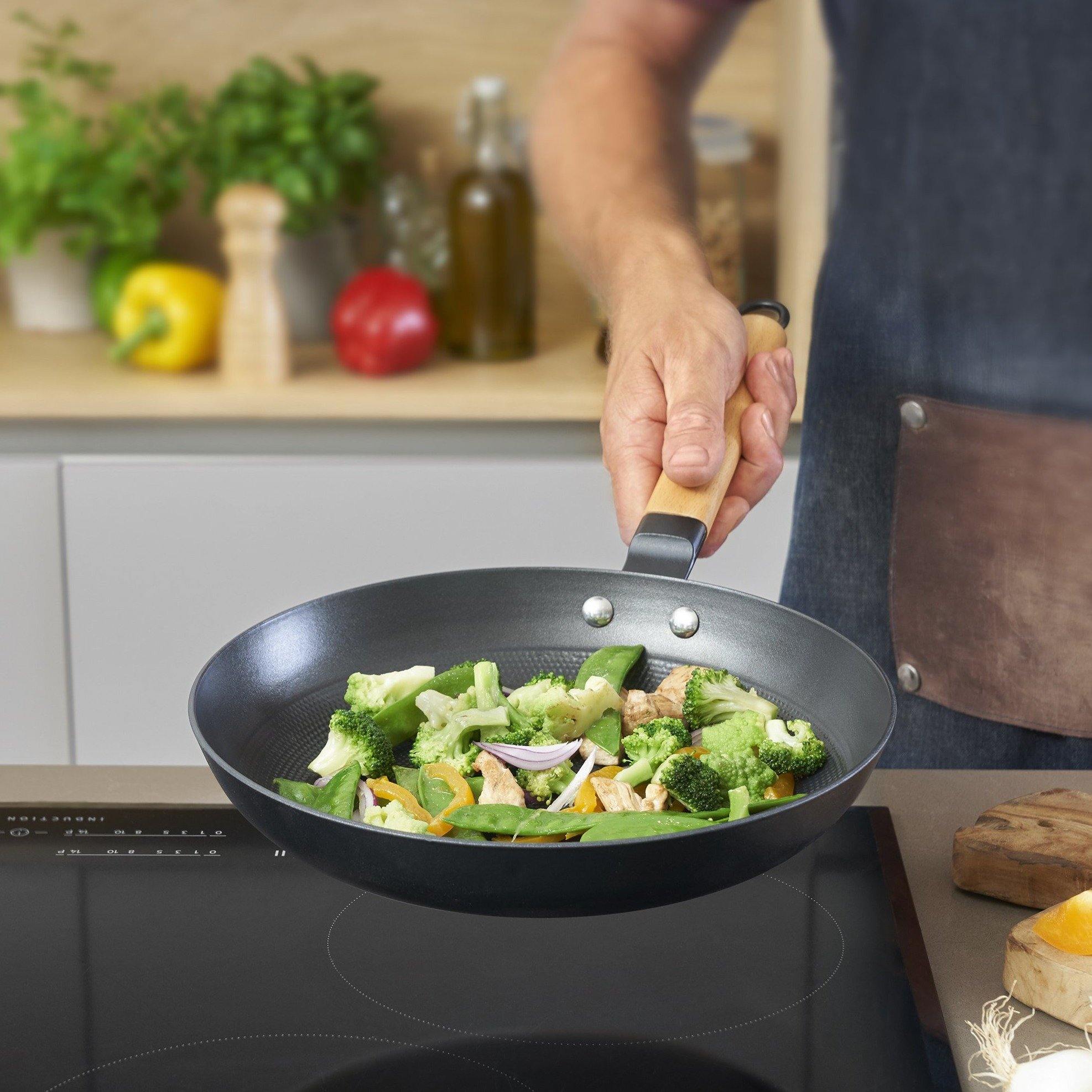 Qulinart cast iron lightweight skillet with non-stick honeycomb