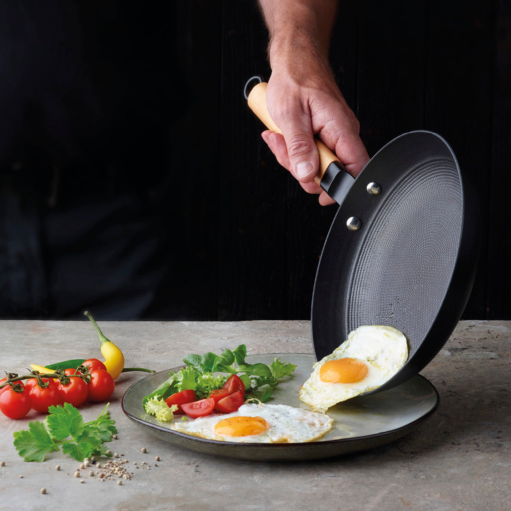 Honeycomb cast iron wok - 30 cm