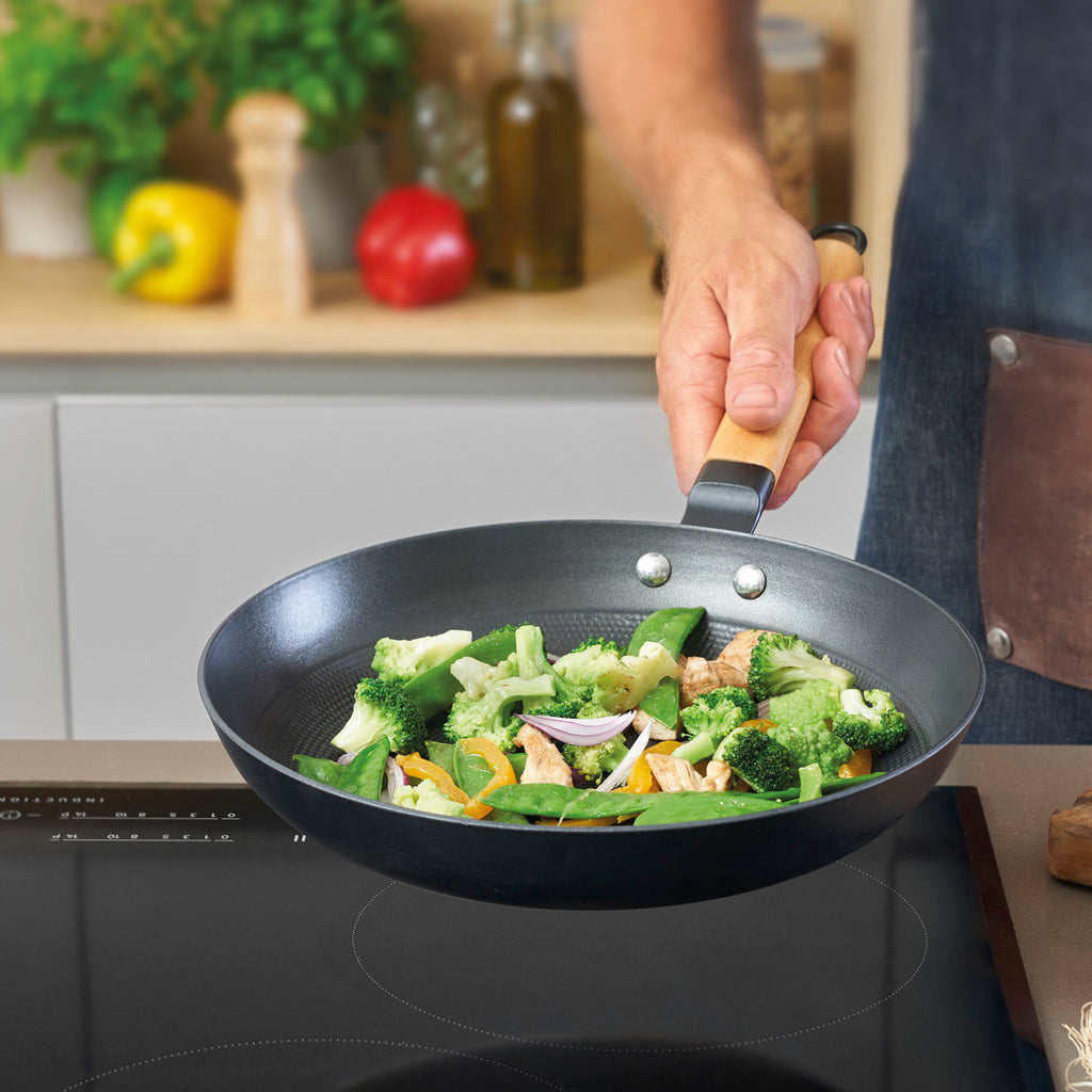Honeycomb cast iron wok - 30 cm