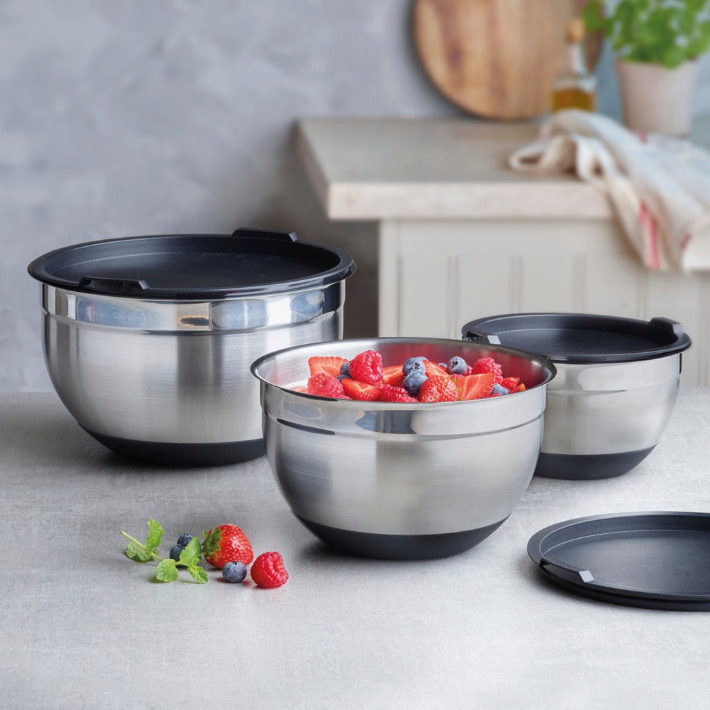 Set of 3 stainless steel mixing bowls with lid