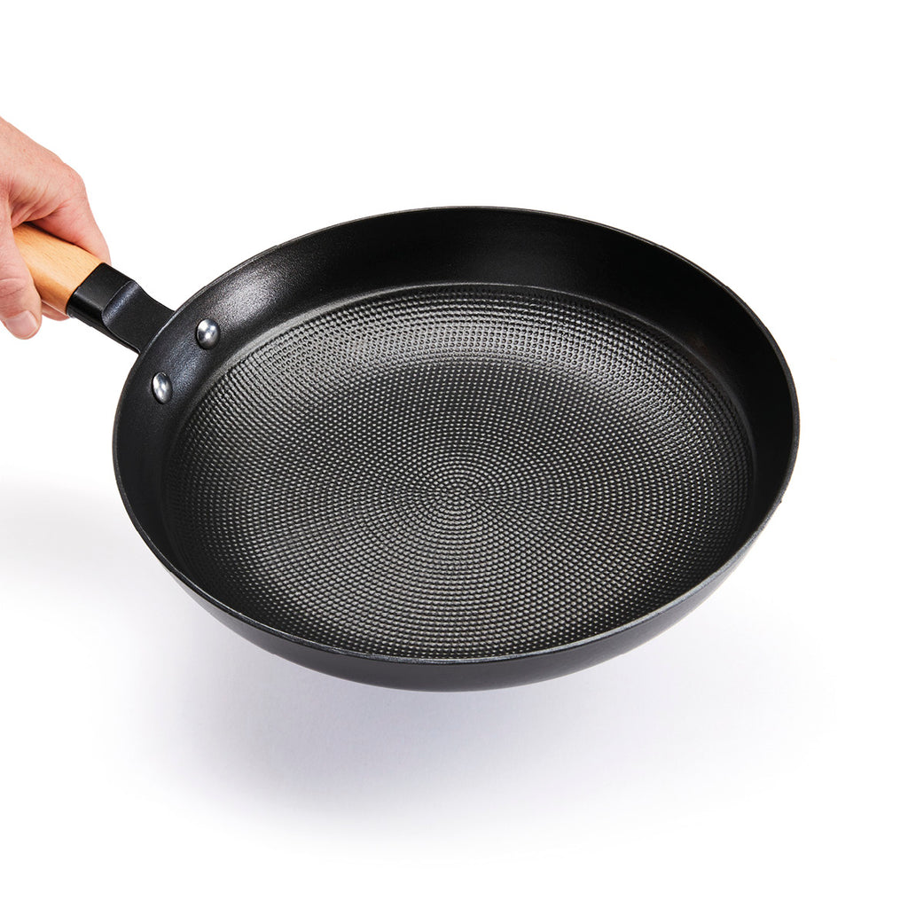 Set of 3 Qulinart cast iron lightweight skillets with non-stick honeycomb structure - 20, 24 & 28 cm